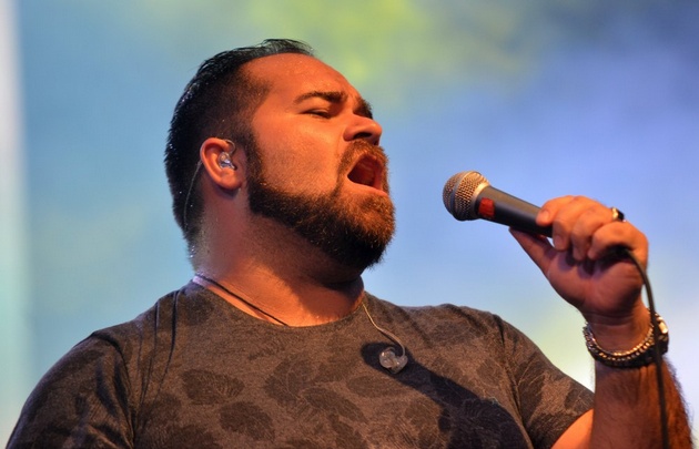 Los Huayra fueron los encargados de dar inicio a las presentaciones de la noche.