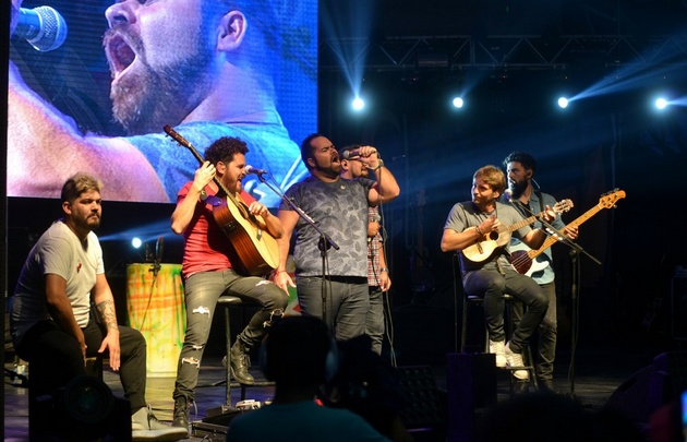 Los Huayra fueron los encargados de dar inicio a las presentaciones de la noche.