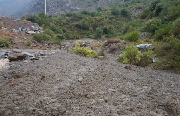 Los escombros sobre el río provocaron el corte del suministro de agua.