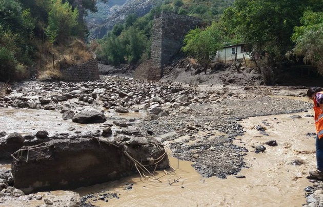 El aluvión provocó el destrozo de puentes y el aislamiento de personas.
