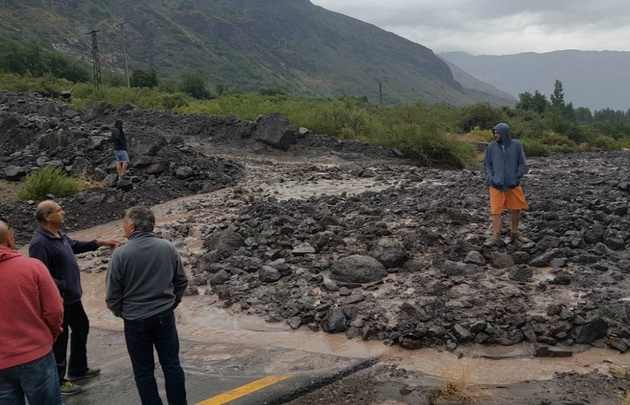Deslizamiento de tierra en cajón del Maipo.