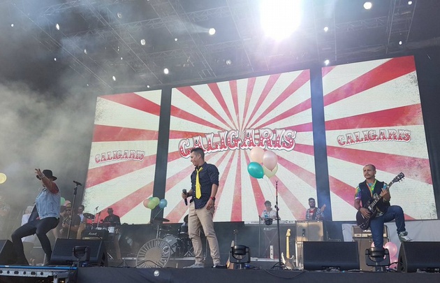 Los Caligaris llevaron la fiesta al Cosquín