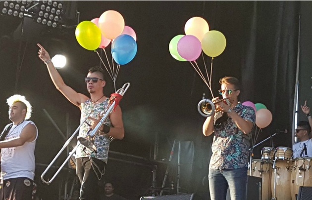 Los Caligaris llevaron la fiesta al Cosquín