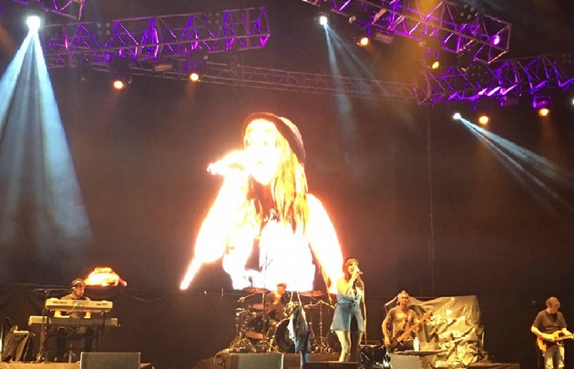 Fabiana Cantilo en el escenario temático.