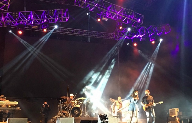 Fabiana Cantilo en el escenario temático.