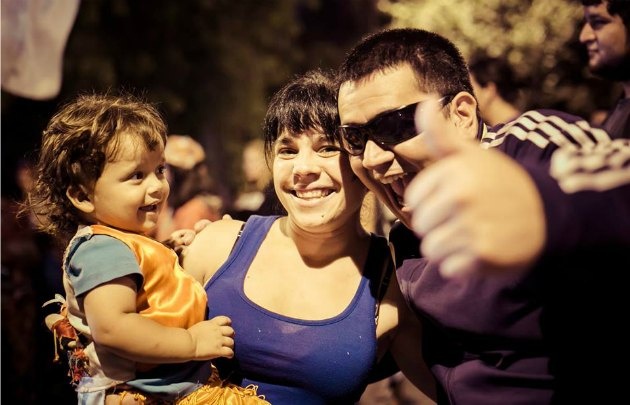 Familia disfrutando de los corsos en barrio Ampliación Sastre (Foto: @CulturaMuni)