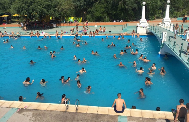 Mil personas disfrutaron del verano en la pileta del Parque Sarmiento.