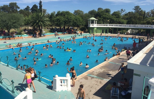 Mil personas disfrutaron del verano en la pileta del Parque Sarmiento.