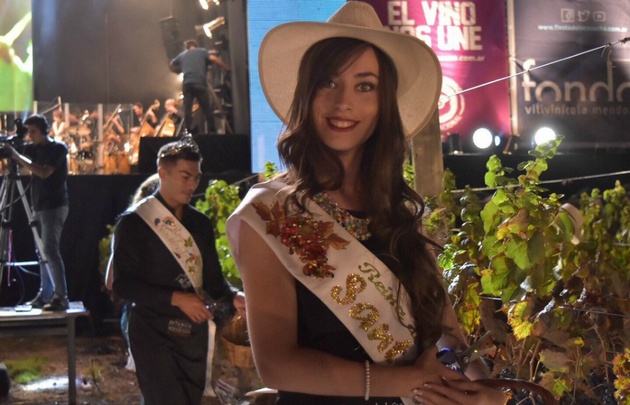 Las reinas de la vendimia recogieron en vivo las uvas