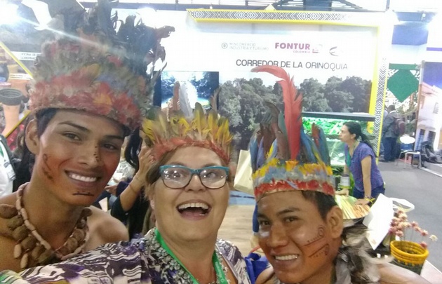 Color y alegría en el stand de Colombia junto a los aborígenes de la zona. 