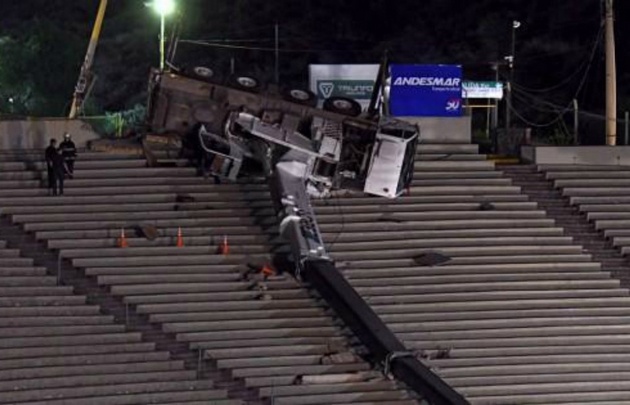 Cayó una parrilla de luces y una grúa en el Frank Romero Day.