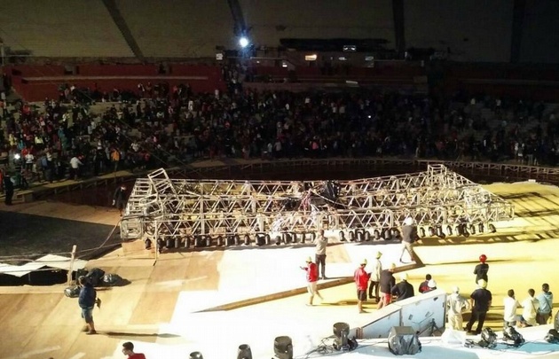 Cayó una parrilla de luces y una grúa en el Frank Romero Day.