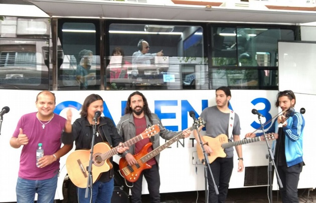 FOTO: Los Chimeno llevaron su ritmo al estudios de Cadena 3 en Mendoza.