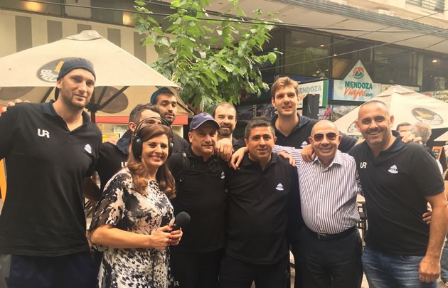 Mario y Laura Carbonari con jugadores de Independiente de Oliva.