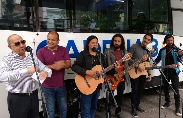 Mario presenta a Los Chimeno en la peatonal mendocina.