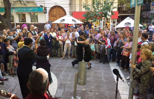 La peatonal se convirtió en una pista de tango.