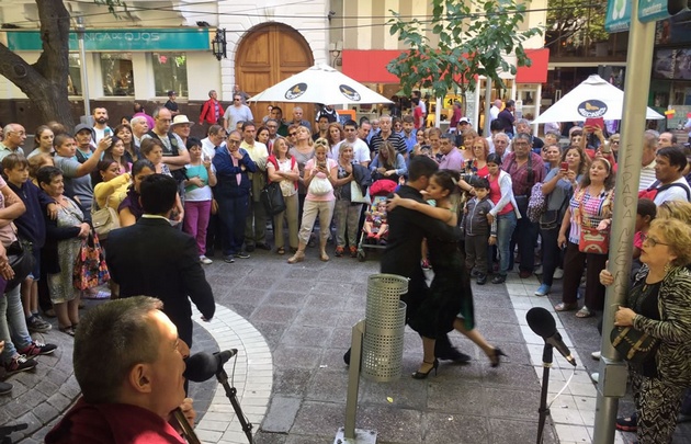 FOTO: La peatonal se convirtió en una pista de tango.