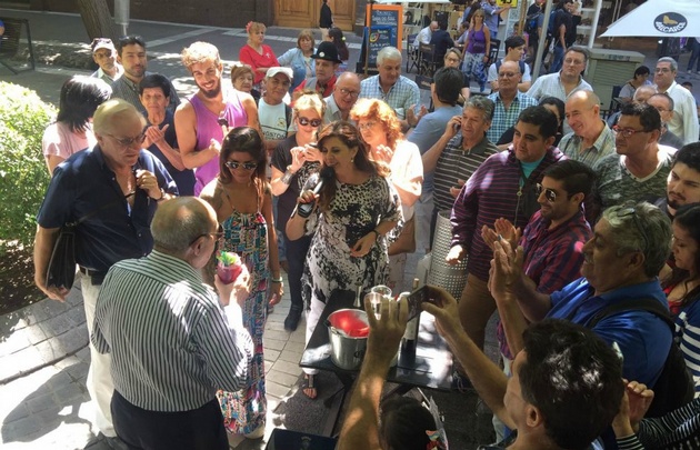 Pereyra probando el vino 