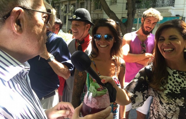 Pereyra probando el vino 