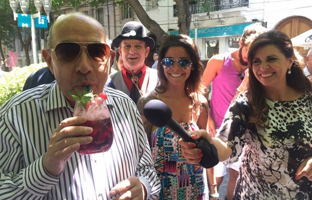 Pereyra probando el vino 