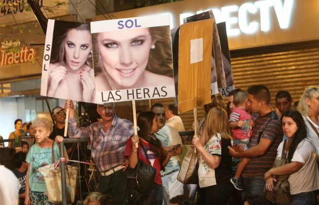 Los mendocinos alientan a sus candidatas a reina (Foto: mdzol.com)