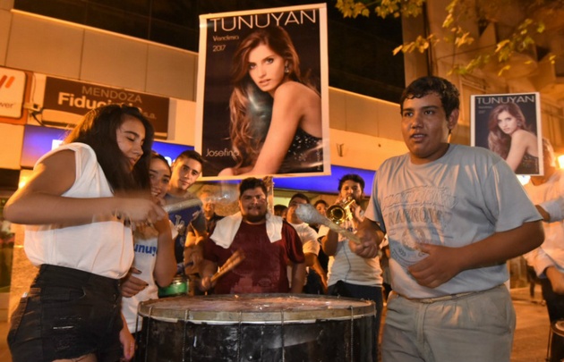 Los mendocinos alientan a sus candidatas a reina (Foto: mdzol.com)