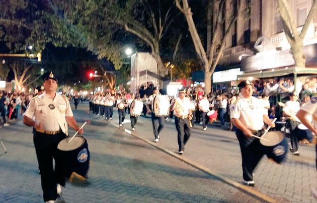 La banda de la Policía de Mendoza en la Vía Blanca de las reinas.
