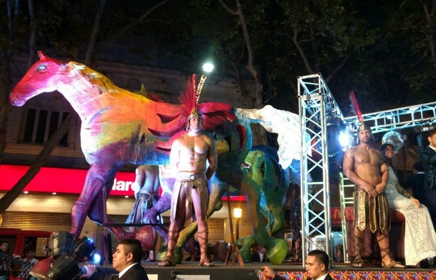 El carro Vendimia Gay con su rey Pablo Guardia.