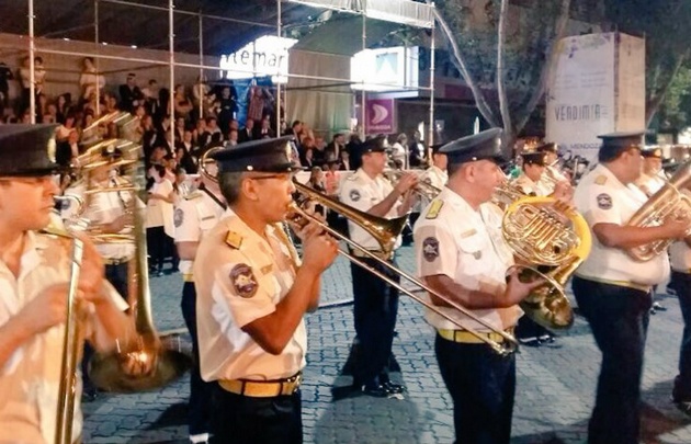 La banda de la Policía de Mendoza en la Vía Blanca de las reinas.