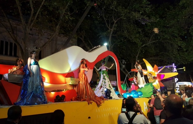 El carro de La Paz en la Vía Blanca.