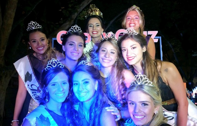 La reina de Godoy Cruz y su corte en la Vía Blanca.