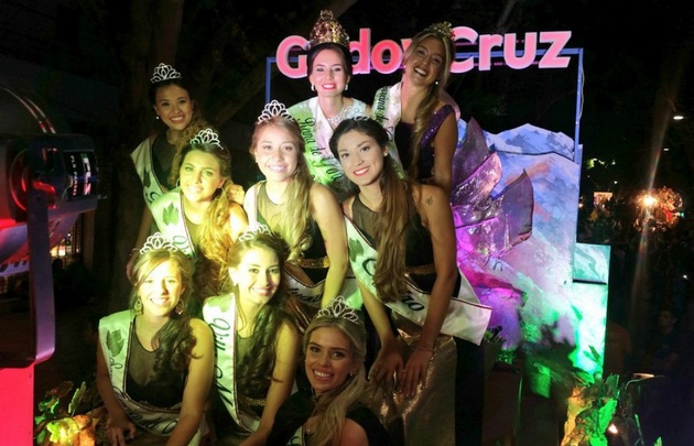 La reina de Godoy Cruz y su corte en la Vía Blanca.