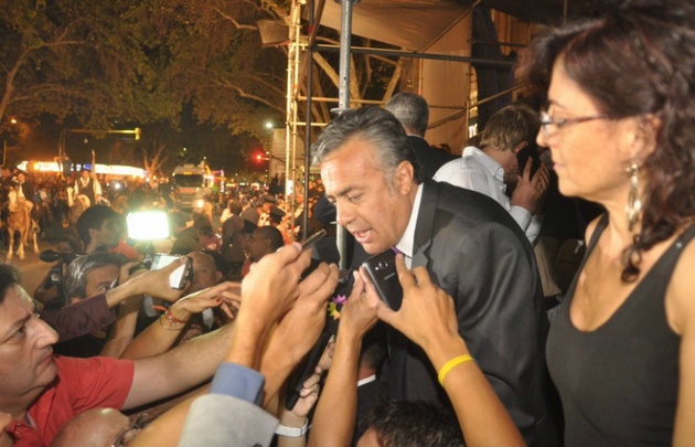 El gobernador Alfredo Cornejo en el palco oficial de la Vía Blanca.