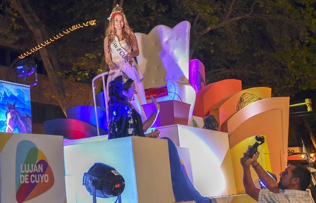 La “Vendimia Para Todos” deleitó a los presentes con su carruaje. 