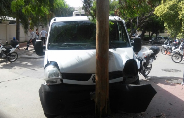 La camioneta en la que fugaban los delincuentes con el empleado de rehén.