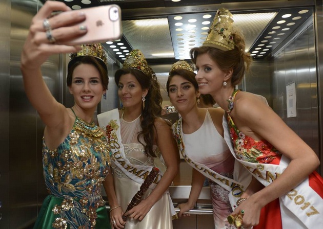 Las reinas se preparan antes de participar del desfile (Foto: Gentileza Los Andes).