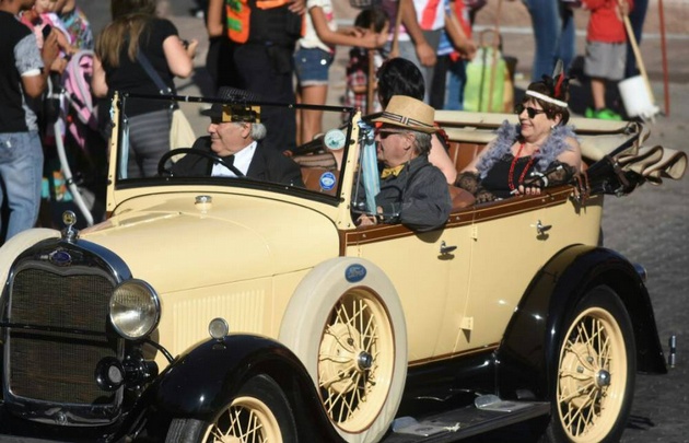 Los dueños de autos antiguos se lucieron en el desfile (Foto: Gentileza Los Andes).