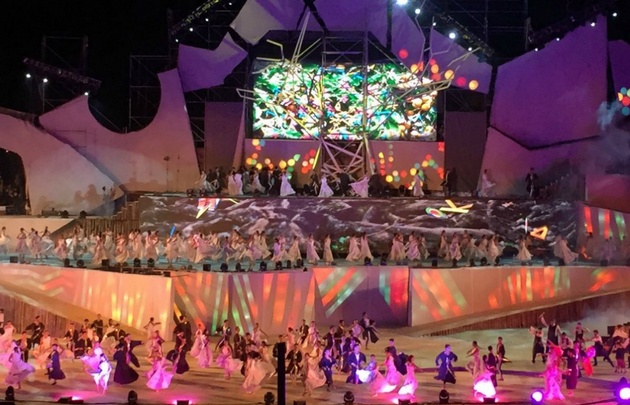 En un escenario de cinco pisos, más de mil artistas abrieron la velada (Foto: Federico Croce).