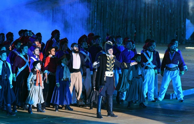 El primer cuadro de la velada homenajeó a San martín en su Cruce a los Andes (Foto: Mdz online).