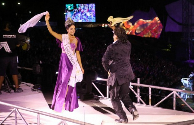 La Reina de la edición 2016 bailó con el director del espectáculo (Foto: Mdz online).