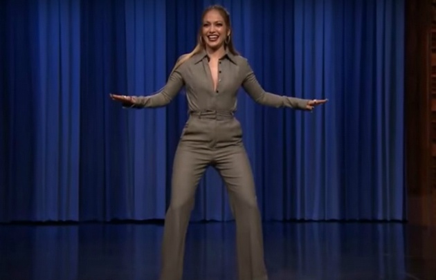 La actriz y cantante debió bailar como un lavarropas y como una vaquera sexy