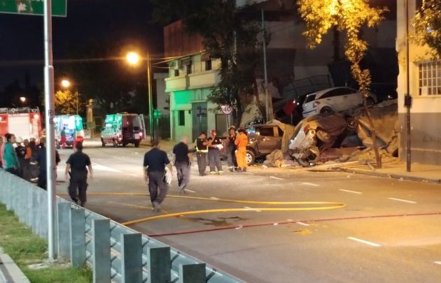 Las unidades 0Km en exhibición dañadas por los escombros.