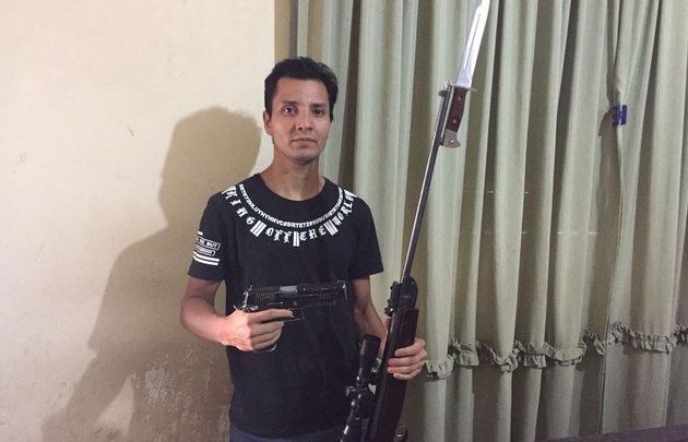El joven además tiene otras armas en su casa.