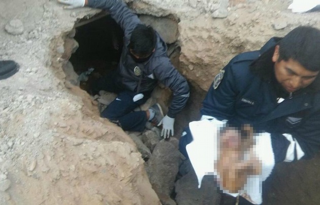 Policías rescatan a la beba con vida.