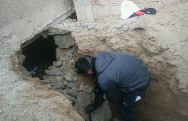 Un policía entró por una excavación lateral.