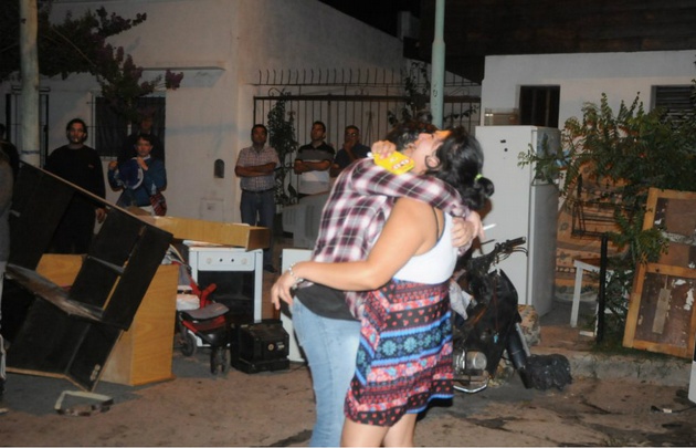 Las familias lograron rescatar unas pocas pertenencias (Foto: La Capital)