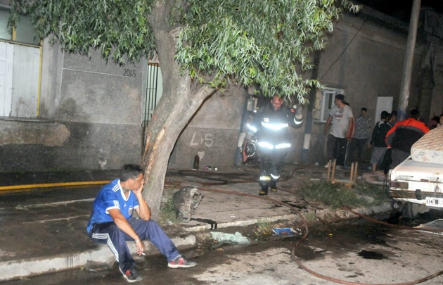 Trabajaron cinco dotaciones de bomberos y Obras Sanitarias (Foto: La Capital)
