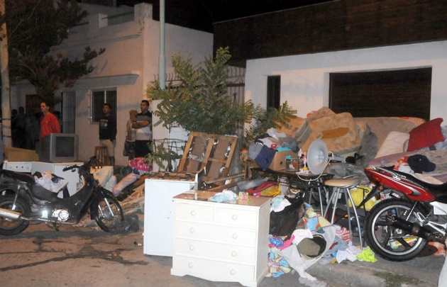 Las familias lograron rescatar unas pocas pertenencias (Foto: La Capital)