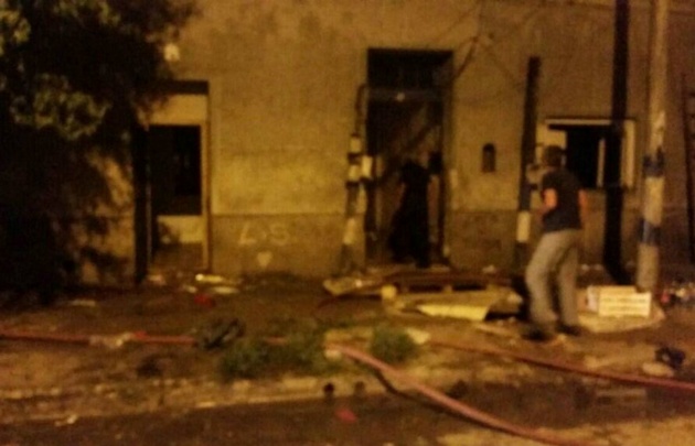 La policía investiga el origen de las llamas.