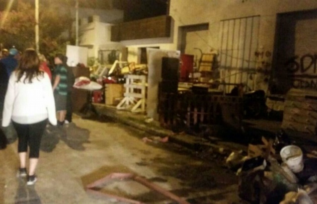 La policía investiga el origen de las llamas.